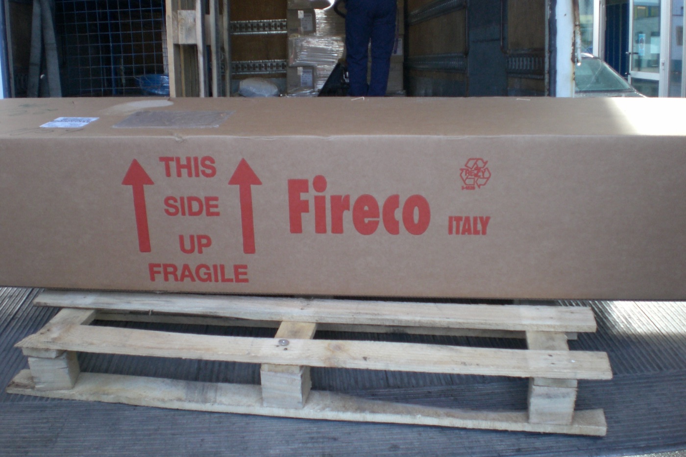 Lieferung des Masts in Kisten von Fireco