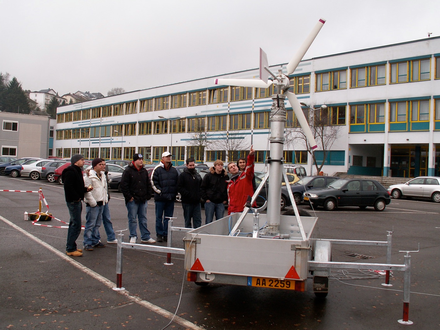 Mast wird aufgerichtet