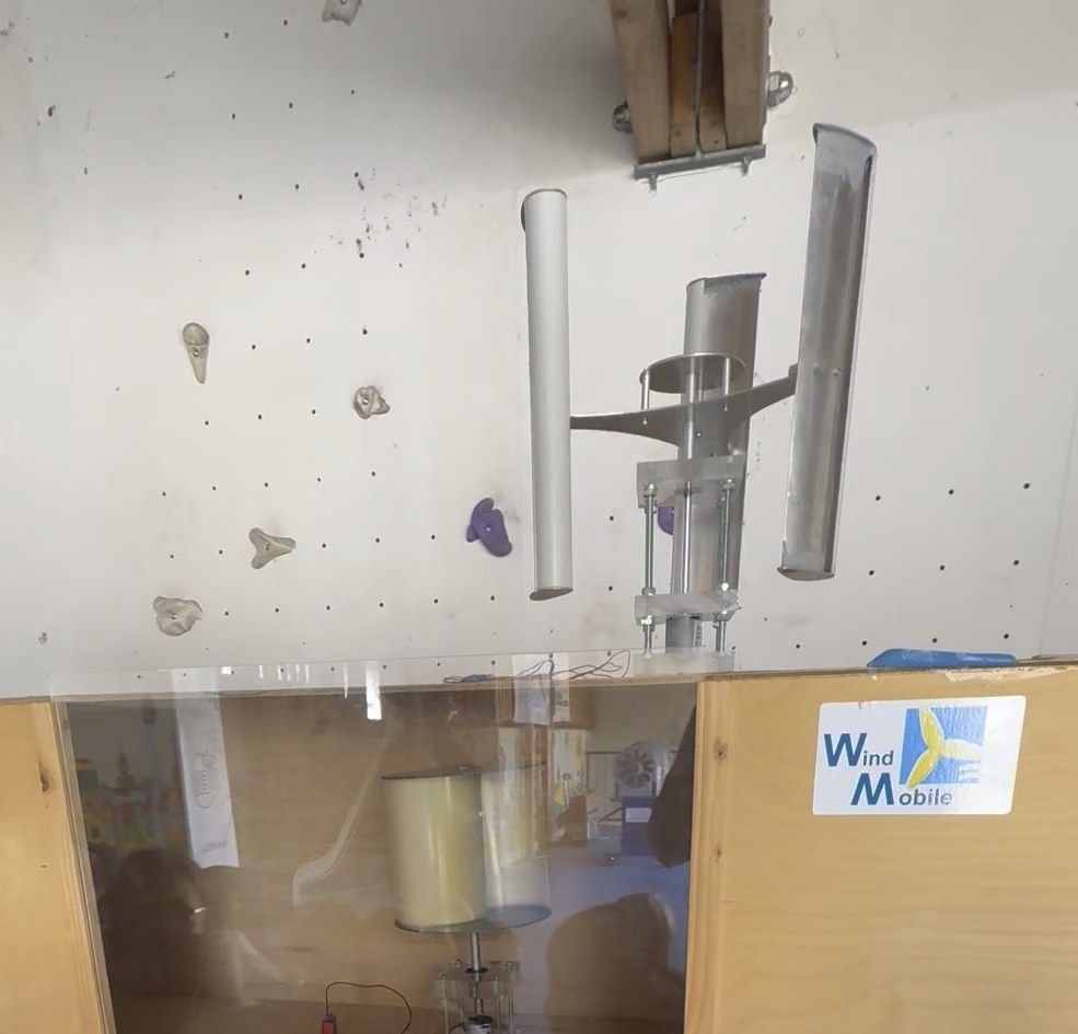 Der neue Windkanal mit Plexiglasfenster und Modellrotor, darüber ein H-Darrieus-Rotor
